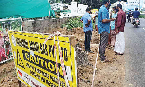 കു​ന്നം​കു​ളം-​തൃ​ശൂ​ർ റോ​ഡി​ൽ അപകടക്കുഴി​ക​ൾ