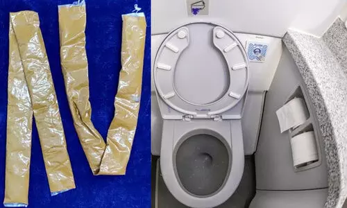 യാത്രക്കാരൻ വിമാന ടോയ്ലറ്റിൽ സ്വർണം വെക്കും; കാബിൻ ക്രൂ പുറത്തെത്തിക്കും യാത്രക്കാരൻ വിമാന ടോയ്ലറ്റിൽ സ്വർണം വെക്കും; കാബിൻ ക്രൂ പുറത്തെത്തിക്കും