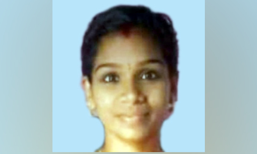 പനയമ്പാടം അപകടം: കുഞ്ഞുമക്കളെ തനിച്ചാക്കി ധന്യയും യാത്രയായി പനയമ്പാടം അപകടം: കുഞ്ഞുമക്കളെ തനിച്ചാക്കി ധന്യയും യാത്രയായി