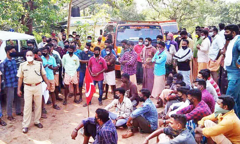 പാറവില വർധനയിൽ പ്രതിഷേധിച്ച് ക്വാറി ഉപരോധിച്ചു പാറവില വർധനയിൽ പ്രതിഷേധിച്ച് ക്വാറി ഉപരോധിച്ചു