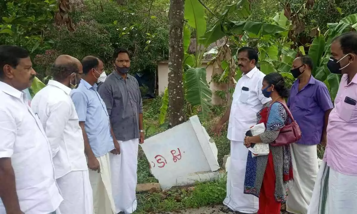 ഇടതു മുന്നണിക്ക് ചുവരെഴുതാൻ നൽകാത്തതിന്റെ പേരിൽ മതിൽ തകർത്തതായി പരാതി ഇടതു മുന്നണിക്ക് ചുവരെഴുതാൻ നൽകാത്തതിന്റെ പേരിൽ മതിൽ തകർത്തതായി പരാതി