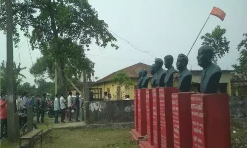 നക്​സൽബാരിയിലെ കാവിക്കൊടികൾ