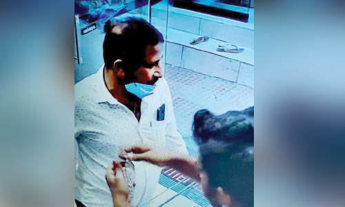 ആഭരണം വാങ്ങാനെന്ന വ്യാജേനയെത്തി 300 ഗ്രാം വെള്ളി കവര്‍ന്നു