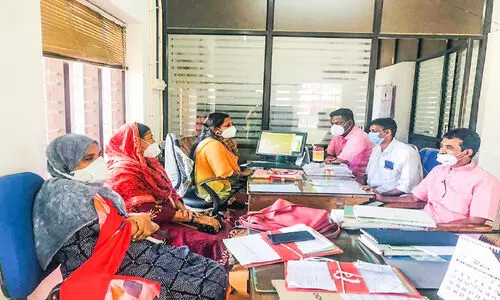 മാലിന്യശേഖരണ വാഹനം തെരഞ്ഞെടുപ്പ്​ പ്രചാരണത്തിന്​ ഉപയോഗിച്ചെന്ന്​; കോ​ൺ​ഗ്ര​സ്​ അം​ഗ​ങ്ങ​ൾ പ​ഞ്ചാ​യ​ത്ത്​ അ​സി​. സെ​ക്ര​ട്ട​റി​യെ ത​ട​ഞ്ഞു​വെ​ച്ചു