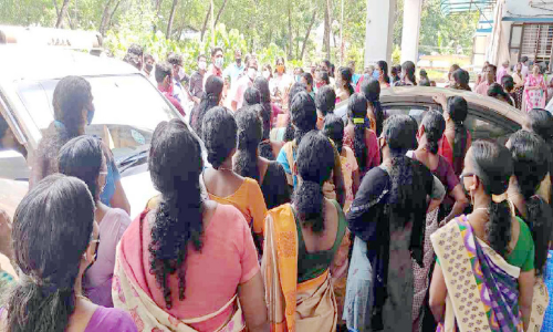 കോവിഡ് പരിശോധനയിൽ അനാസ്ഥ: ആരോഗ്യകേന്ദ്രത്തിനുമുന്നിൽ പ്രതിഷേധം