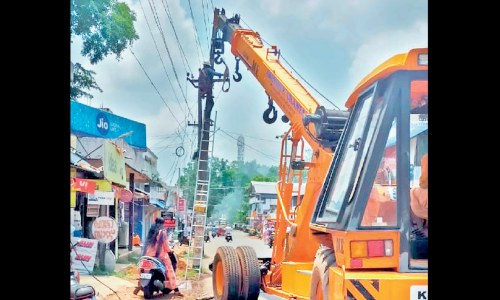 റോ​ഡി​ലെ പോ​സ്​​റ്റ്​ കെ.​എ​സ്.​ഇ.​ബി മാ​റ്റി​സ്ഥാ​പി​ച്ചു തു​ട​ങ്ങി