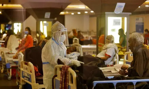 യുപിയിൽ രണ്ട്​ ദിവസമായി ഒരു ബെഡിന്​ കാത്തിരിക്കുന്നത്​ 50 പേർ, ഹോം ഐസൊലേഷൻ നിർദേശിച്ച്​ അധികൃതർ