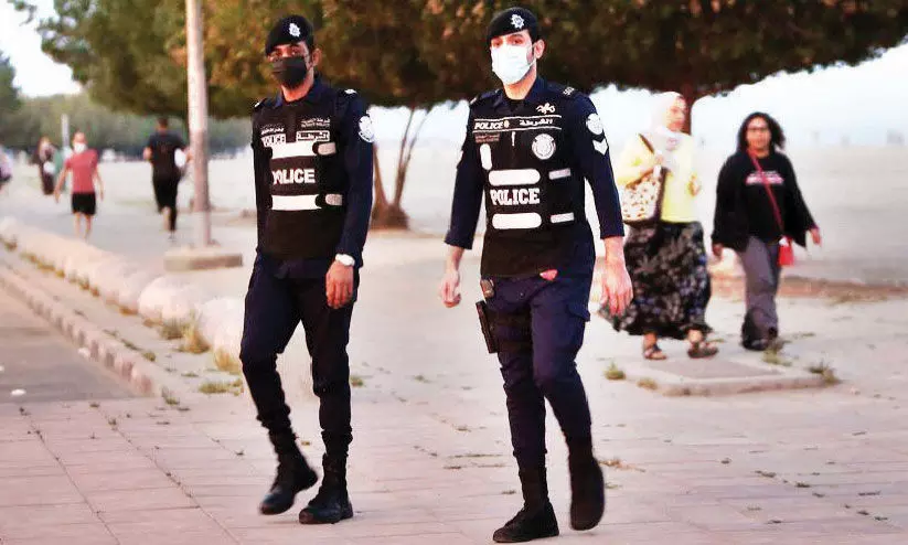 കർഫ്യൂ: നടത്തത്തിനുള്ള അവസരം പ്രയോജനപ്പെടുത്തി നിരവധി പേർ കർഫ്യൂ: നടത്തത്തിനുള്ള അവസരം പ്രയോജനപ്പെടുത്തി നിരവധി പേർ