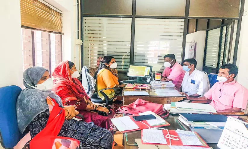 മാലിന്യശേഖരണ വാഹനം തെരഞ്ഞെടുപ്പ്​ പ്രചാരണത്തിന്​ ഉപയോഗിച്ചെന്ന്​; കോ​ൺ​ഗ്ര​സ്​ അം​ഗ​ങ്ങ​ൾ പ​ഞ്ചാ​യ​ത്ത്​ അ​സി​. സെ​ക്ര​ട്ട​റി​യെ ത​ട​ഞ്ഞു​വെ​ച്ചു