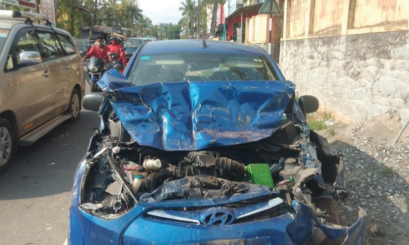 നിർത്തിയിട്ട ടെേമ്പായിൽ കാറിടിച്ചു; നീങ്ങിയ ടെേമ്പാ വീടിെൻറ മതിൽ തകർത്തു നിർത്തിയിട്ട ടെേമ്പായിൽ കാറിടിച്ചു; നീങ്ങിയ ടെേമ്പാ വീടിെൻറ മതിൽ തകർത്തു