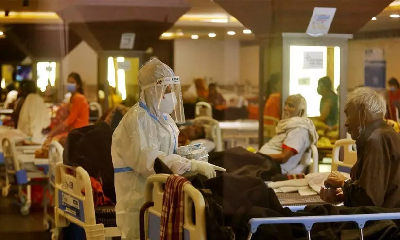 യുപിയിൽ രണ്ട്​ ദിവസമായി ഒരു ബെഡിന്​ കാത്തിരിക്കുന്നത്​ 50 പേർ, ഹോം ഐസൊലേഷൻ നിർദേശിച്ച്​ അധികൃതർ