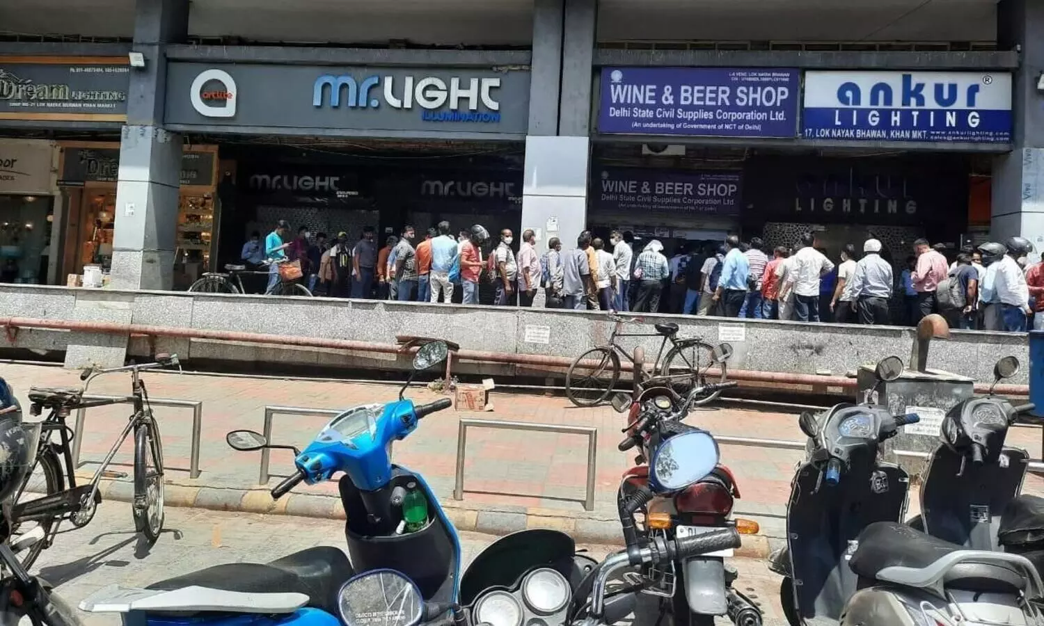 ഡൽഹിയിൽ കോവിഡ്​ ലോക്​ഡൗൺ വരുംമു​െമ്പ മദ്യഷോപ്പുകളിൽ തിരക്കോട്​ തിരക്ക്​