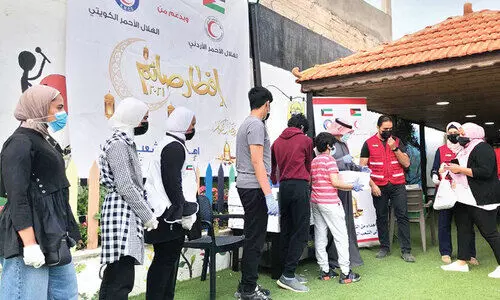 സി​റി​യ​ൻ അ​ഭ​യാ​ർ​ഥി​ക​ൾ​ക്ക്​ കു​വൈ​ത്ത്​ നോ​മ്പു​തു​റ വി​ഭ​വം ന​ൽ​കു​ന്നു