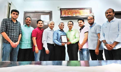 എ​സ്.​വി. അ​ഷ്​​റ​ഫി​ന്​ കെ.​കെ.​എം.​എ യാ​ത്ര​യ​യ​പ്പ്​ ന​ൽ​കി