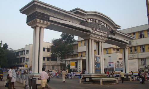 മെഡിക്കൽ കോളജിൽ അഞ്ച്​ പി.ജി ഡോക്ടർമാർക്കടക്കം 15 ആരോഗ്യ പ്രവർത്തകർക്ക്​ കോവിഡ്​; സന്ദർശകർക്ക്​ നിയന്ത്രണം