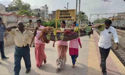 16കാരി ദേവിശ്രീയടക്കം ഈ സ്​ത്രീകളുണ്ട്​​; ഏറ്റുവാങ്ങാനാളില്ലാത്ത കോവിഡ്​ മൃതദേഹങ്ങൾക്ക്​ അന്ത്യയാത്രയൊരുക്കാൻ...