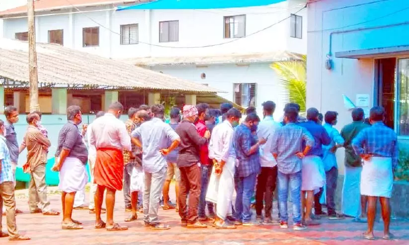 കോവിഡ് പരിശോധനക്ക് തിക്കുംതിരക്കും; നിയന്ത്രണങ്ങൾ കാറ്റിൽ പറക്കുന്നു കോവിഡ് പരിശോധനക്ക് തിക്കുംതിരക്കും; നിയന്ത്രണങ്ങൾ കാറ്റിൽ പറക്കുന്നു