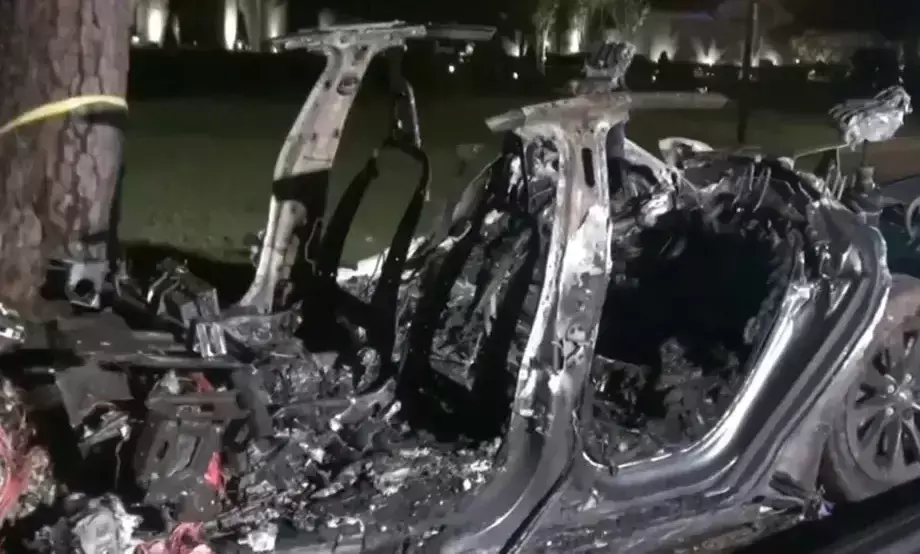 ടെസ്ലയുടെ ഡ്രൈവറില്ലാ കാർ മരത്തിൽ ഇടിച്ചുകയറി തീപിടിച്ചു; യാത്രക്കാർ വെന്തുമരിച്ചു ടെസ്ലയുടെ ഡ്രൈവറില്ലാ കാർ മരത്തിൽ ഇടിച്ചുകയറി തീപിടിച്ചു; യാത്രക്കാർ വെന്തുമരിച്ചു