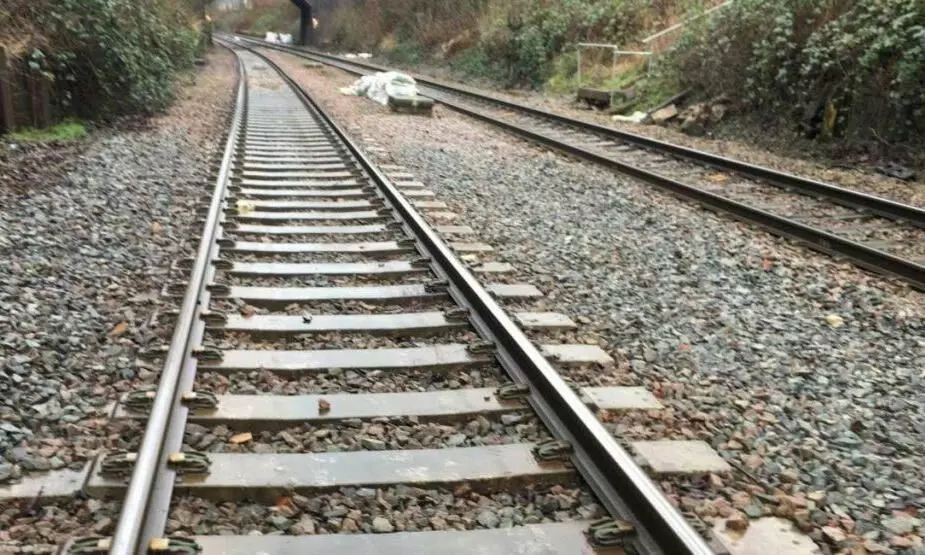 പാളത്തിലേക്ക് വീണ കുഞ്ഞിന് നേരെ ചീറിപ്പാഞ്ഞ് ട്രെയിൻ; രക്ഷകനായി റെയിൽവേ ജീവനക്കാരൻ, വിഡിയോ കാണാം പാളത്തിലേക്ക് വീണ കുഞ്ഞിന് നേരെ ചീറിപ്പാഞ്ഞ് ട്രെയിൻ; രക്ഷകനായി റെയിൽവേ ജീവനക്കാരൻ, വിഡിയോ കാണാം