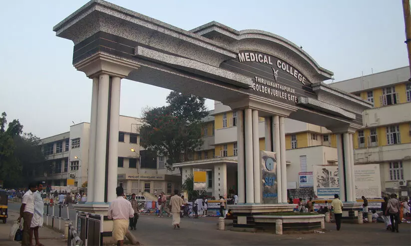 മെഡിക്കൽ കോളജിൽ അഞ്ച് പി.ജി ഡോക്ടർമാർക്കടക്കം 15 ആരോഗ്യ പ്രവർത്തകർക്ക് കോവിഡ്; സന്ദർശകർക്ക് നിയന്ത്രണം മെഡിക്കൽ കോളജിൽ അഞ്ച് പി.ജി ഡോക്ടർമാർക്കടക്കം 15 ആരോഗ്യ പ്രവർത്തകർക്ക് കോവിഡ്; സന്ദർശകർക്ക് നിയന്ത്രണം