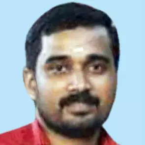 ബൈ​ക്ക് യാ​ത്രി​ക​ന്‍ ലോ​റി​യി​ടി​ച്ച് മ​രി​ച്ചു