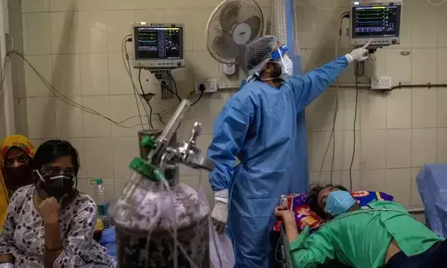 നാല് മണിക്കൂറിനകം ഓക്സിജൻ തീരും; കോവിഡ് രോഗികളുടെ ജീവനായി കേണപേക്ഷിച്ച് ഡോക്ടർ നാല് മണിക്കൂറിനകം ഓക്സിജൻ തീരും; കോവിഡ് രോഗികളുടെ ജീവനായി കേണപേക്ഷിച്ച് ഡോക്ടർ