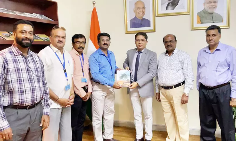 പത്തനംതിട്ട ജില്ല സംഗമം സ്നേഹ സ്മരണികമാഗസിൻ പുറത്തിറക്കി പത്തനംതിട്ട ജില്ല സംഗമം സ്നേഹ സ്മരണികമാഗസിൻ പുറത്തിറക്കി