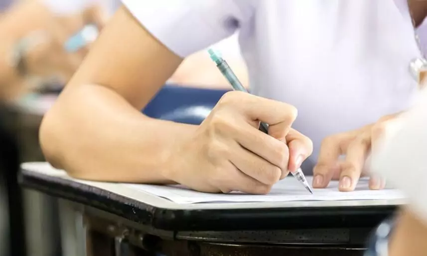 മാസ്ക് മറയായി ഉപയോഗിച്ച് പ്ലസ്ടു പരീക്ഷയിൽ ആൾമാറാട്ടം; മഞ്ചേരിയിൽ വിദ്യാർഥികൾ അറസ്റ്റിൽ മാസ്ക് മറയായി ഉപയോഗിച്ച് പ്ലസ്ടു പരീക്ഷയിൽ ആൾമാറാട്ടം; മഞ്ചേരിയിൽ വിദ്യാർഥികൾ അറസ്റ്റിൽ