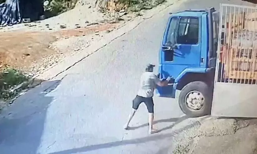 ഗ്യാസ് സിലിണ്ടർ കയറ്റിയ ട്രക്ക് ഡ്രൈവറില്ലാതെ മുന്നോട്ടുനീങ്ങി; പിന്നെ സംഭവിച്ചത് ഇതാണ് ഗ്യാസ് സിലിണ്ടർ കയറ്റിയ ട്രക്ക് ഡ്രൈവറില്ലാതെ മുന്നോട്ടുനീങ്ങി; പിന്നെ സംഭവിച്ചത് ഇതാണ്