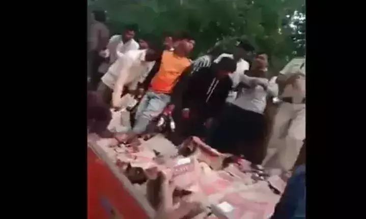 കർണാടകയിൽ ബിയർ ലോറി മറിഞ്ഞു; കുപ്പികൾക്കായി കോവിഡിനെ മറന്ന്​ ജനം -വിഡിയോ