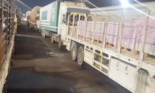 ചരക്കു​ വാഹനങ്ങൾ അതിർത്തിയിൽ കുടുങ്ങി