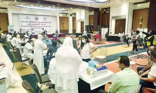 ബാ​ങ്ക്​ ജീ​വ​ന​ക്കാ​രു​ടെ കു​ത്തി​വെ​പ്പ് കാ​മ്പ​യി​ൻ​ തു​ട​രു​ന്നു