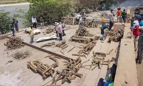 യു.പിയിലെ ഈ കടകളിൽ മുമ്പ്​ വിറ്റിരുന്നത്​ വിവാഹാവശ്യത്തിനുള്ള സാധനങ്ങൾ; ഇപ്പോൾ മരണാനന്തര ചടങ്ങിനുള്ളവ