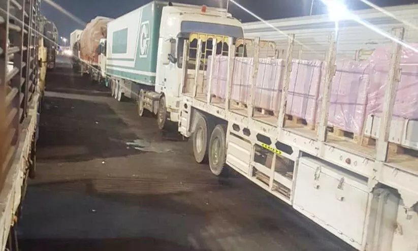 ചരക്കു വാഹനങ്ങൾ അതിർത്തിയിൽ കുടുങ്ങി ചരക്കു വാഹനങ്ങൾ അതിർത്തിയിൽ കുടുങ്ങി