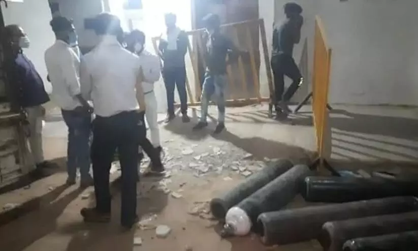 കോവിഡ് വ്യാപനം; ആശുപത്രിയിൽനിന്ന് ഓക്സിജൻ സിലിണ്ടറുകൾ കൊള്ളയടിച്ച് ജനങ്ങൾ കോവിഡ് വ്യാപനം; ആശുപത്രിയിൽനിന്ന് ഓക്സിജൻ സിലിണ്ടറുകൾ കൊള്ളയടിച്ച് ജനങ്ങൾ