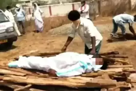 കോവിഡ് ഭയന്ന് ബന്ധുക്കൾ ഉപേക്ഷിച്ചു, ഹിന്ദു യുവാവിന്‍റെ അന്ത്യകർമങ്ങൾ നടത്തിയത്​ മുസ്​ലിം സഹോദരങ്ങൾ