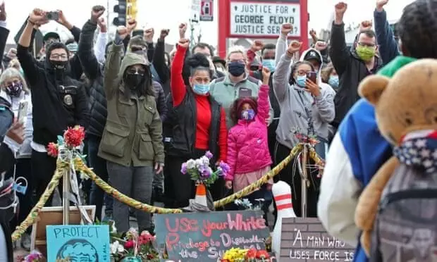 17 കാരിയുടെ ആ വിഡിയോ ആണ് അമേരിക്കയെ തെരുവിലെത്തിച്ചത്; മരിച്ചിട്ടും േഫ്ലായ്ഡിന് നീതി നൽകിയത്... 17 കാരിയുടെ ആ വിഡിയോ ആണ് അമേരിക്കയെ തെരുവിലെത്തിച്ചത്; മരിച്ചിട്ടും േഫ്ലായ്ഡിന് നീതി നൽകിയത്...