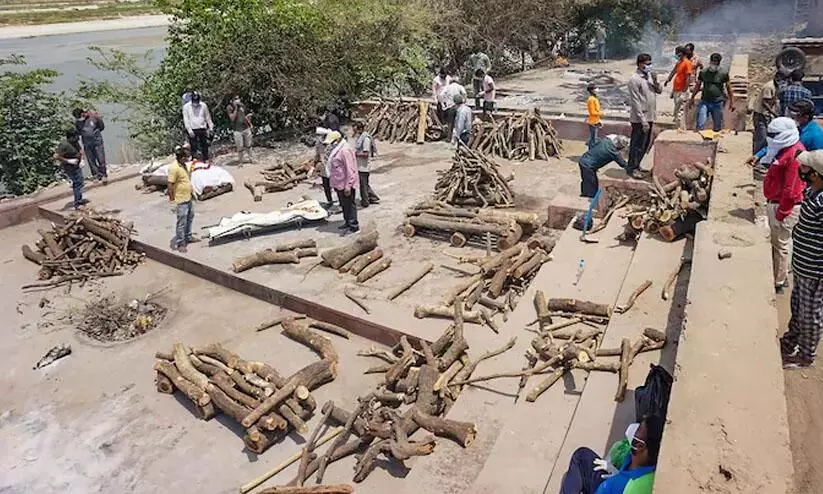 യു.പിയിലെ ഈ കടകളിൽ മുമ്പ് വിറ്റിരുന്നത് വിവാഹാവശ്യത്തിനുള്ള സാധനങ്ങൾ; ഇപ്പോൾ മരണാനന്തര ചടങ്ങിനുള്ളവ യു.പിയിലെ ഈ കടകളിൽ മുമ്പ് വിറ്റിരുന്നത് വിവാഹാവശ്യത്തിനുള്ള സാധനങ്ങൾ; ഇപ്പോൾ മരണാനന്തര ചടങ്ങിനുള്ളവ