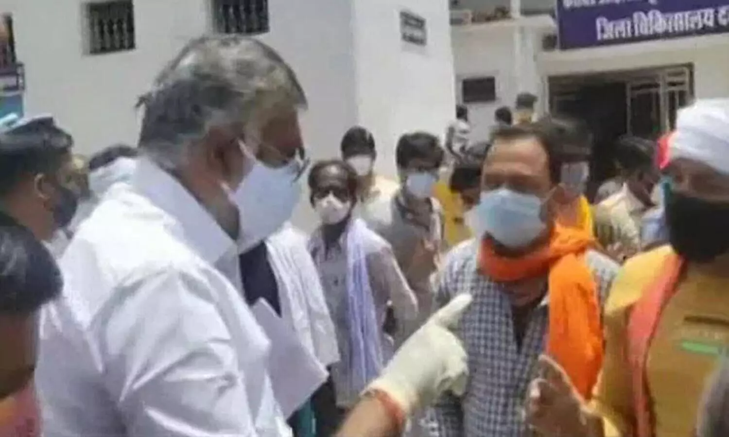 അടി കിട്ടും- ഓക്​സിജനില്ലെന്ന്​ പരാതി​പ്പെട്ടയാ​േളാട്​​ കേന്ദ്രമന്ത്രിയുടെ ഭീഷണി