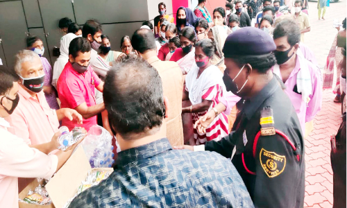 രോ​ഗി​ക​ൾ​ക്കും കൂ​ട്ടി​രി​പ്പു​കാ​ർ​ക്കും ആ​ശ്വാ​സ​മാ​യി ഇ​ഫ്​​താ​ർ കൗ​ണ്ട​ർ