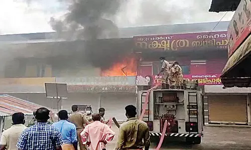 ഠാണാവില്‍ തീപിടിത്തം; കടമുറി പൂര്‍ണമായി നശിച്ചു