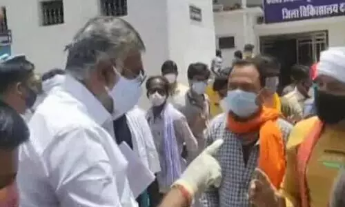 അടി കിട്ടും- ഓക്​സിജനില്ലെന്ന്​ പരാതി​പ്പെട്ടയാ​േളാട്​​ കേന്ദ്രമന്ത്രിയുടെ ഭീഷണി