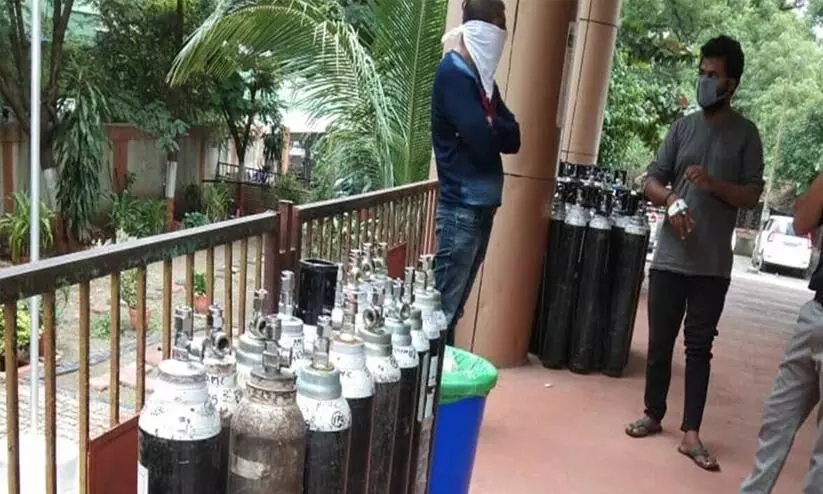 ജനങ്ങൾ മരിക്കുേമ്പാൾ വ്യവസായങ്ങളെ കുറിച്ചാണോ നിങ്ങളുടെ ചിന്ത; ഓക്സിജൻ ക്ഷാമത്തിൽ കേന്ദ്രത്തിനെതിരെ ഡൽഹി ഹൈകോടതി ജനങ്ങൾ മരിക്കുേമ്പാൾ വ്യവസായങ്ങളെ കുറിച്ചാണോ നിങ്ങളുടെ ചിന്ത; ഓക്സിജൻ ക്ഷാമത്തിൽ കേന്ദ്രത്തിനെതിരെ ഡൽഹി ഹൈകോടതി