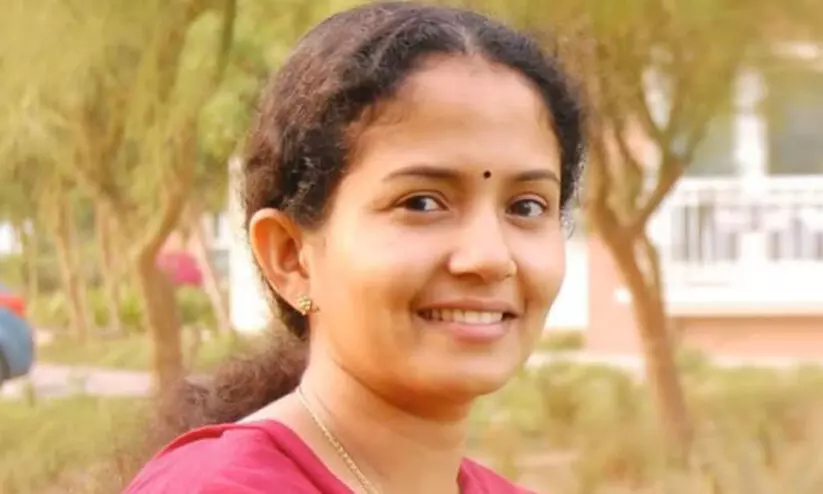 ഒരു കൊച്ചു സ്വപ്നമായ് വിരിഞ്ഞ അവൾ വാടാതെ കൊഴിഞ്ഞ പൂവായിരുന്നു... സ്വപ്നക്ക് സ്മരണഗീതമൊരുക്കി സുഹൃത്തുക്കൾ ഒരു കൊച്ചു സ്വപ്നമായ് വിരിഞ്ഞ അവൾ വാടാതെ കൊഴിഞ്ഞ പൂവായിരുന്നു... സ്വപ്നക്ക് സ്മരണഗീതമൊരുക്കി സുഹൃത്തുക്കൾ