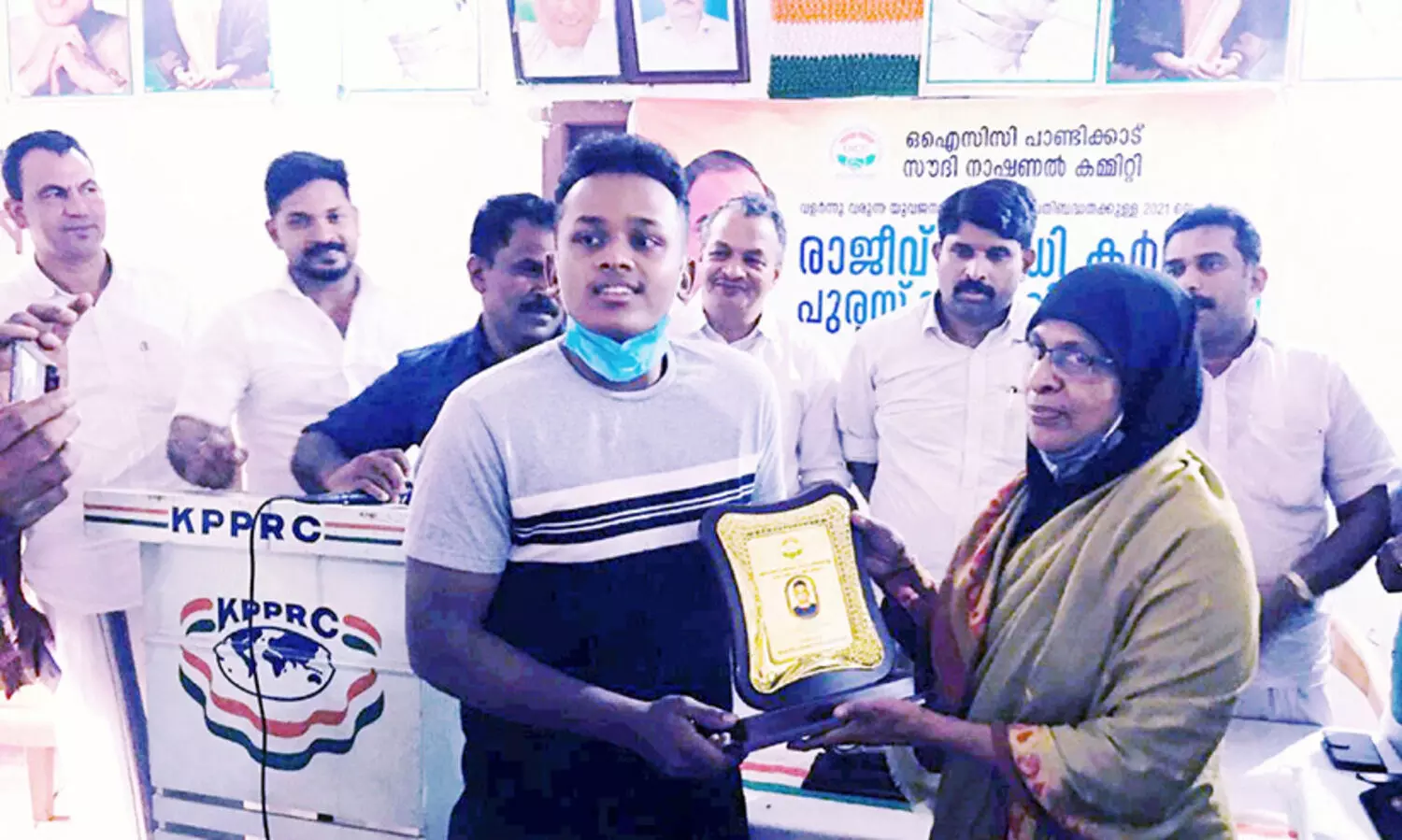 ഒ.​ഐ.​സി.​സി പാ​ണ്ടി​ക്കാ​ട് സൗ​ദി ക​മ്മി​റ്റി രാ​ജീ​വ്‌ ഗാ​ന്ധി   ക​ർ​മ​പു​ര​സ്‌​കാ​ര വി​ത​ര​ണം