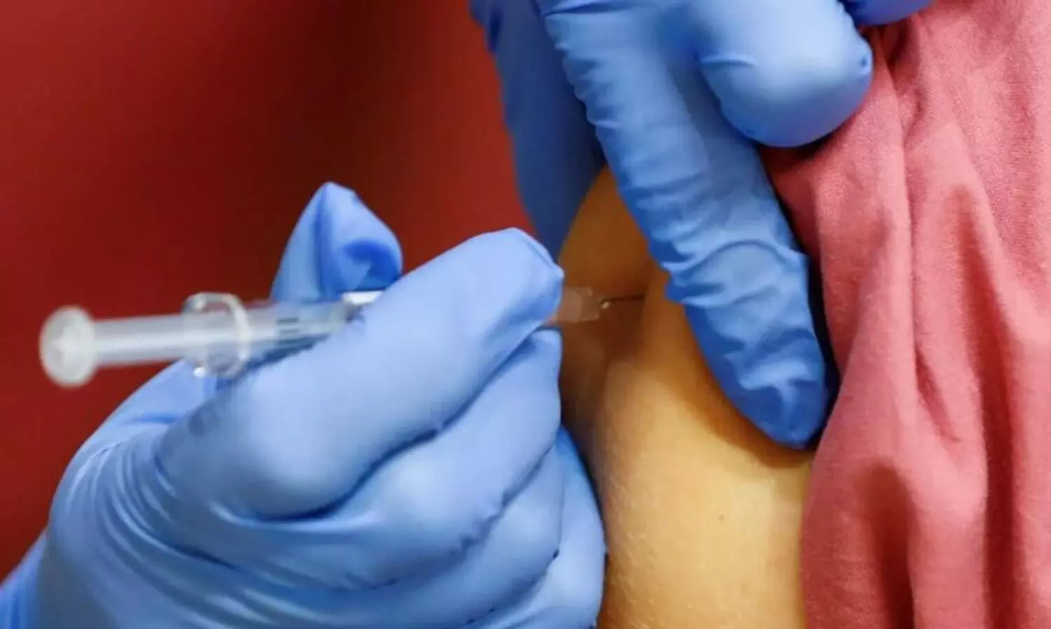 സ​ർ​വ​ക​ലാ​ശാ​ല ജീ​വ​ന​ക്കാ​ർ കു​ത്തി​വെ​പ്പെ​ടു​ത്തു