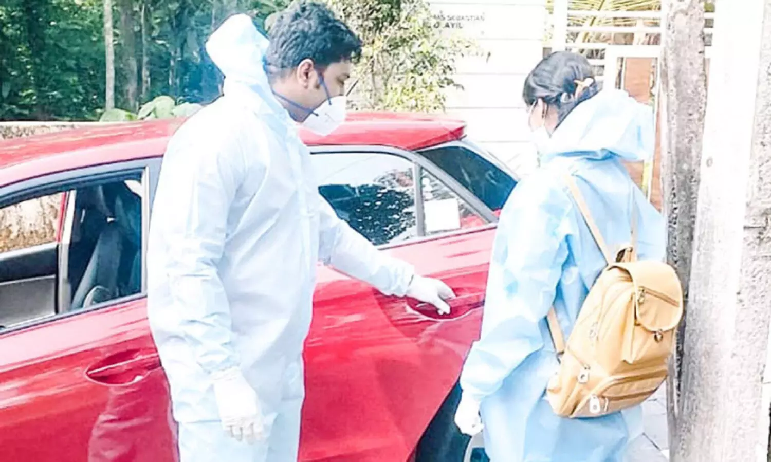 girl  going to exam vy wearing PPE kit