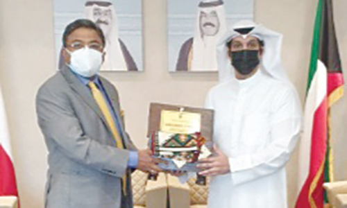 അം​ബാ​സ​ഡ​ർ വാ​ർ​ത്താ​വി​നി​മ​യ മ​ന്ത്രി​യു​മാ​യി   കൂ​ടി​ക്കാ​ഴ്​​ച ന​ട​ത്തി