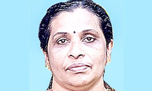 കാ​ർ ഓ​ടി​ക്കു​ന്ന​തി​നി​ടെ ഹൃ​ദ​യാ​ഘാ​തം; അ​ധ്യാ​പി​ക മ​രി​ച്ചു