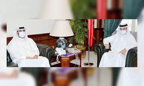 തൊ​ഴി​ൽ മ​ന്ത്രി എ​ൽ.​എം.​ആ​ർ.​എ ചീ​ഫ്​   എ​ക്​​സി​ക്യൂ​ട്ടി​വു​മാ​യി കൂ​ടി​ക്കാ​ഴ്​​ച ന​ട​ത്തി